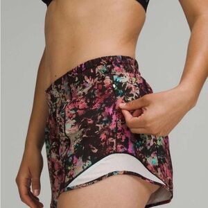 Lululemon Hotty Hot Low-Rise Lined Short 4" size 2